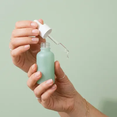 Serum Mint, mit KI erzeugtes Produktfoto